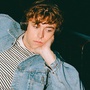 Alfie Jukes se vrací na svou dosud největší show do Prahy