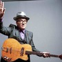 Elvis Costello zrušil letní turné, je po operaci nádoru