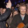 Bono a Glen Hansard zpívali na charitativní akci v Dublinu přímo na ulici