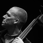Geniální kontrabasista Avishai Cohen se vrací do Prahy