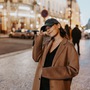 V klipu V horách hraje Kateřina Marie Tichá kabaretní zpěvačku