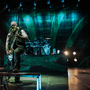 Nejen oheň, ale i stovky světel od fanoušků doprovázely koncert kapely Škwor 