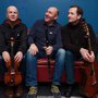 Špičky současné world music, McGoldrick, McCusker & Doyle, budou mít v Praze premiéru