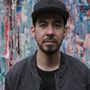 Mikea Shinodu doprovodí ve Foru Karlín Lenny