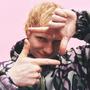 Ed Sheeran oslavuje v novém singlu lásku bez hranic