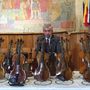 Jaroslav Svěcený představí v Galerii Vinohradská 12 slavné i raritní housle