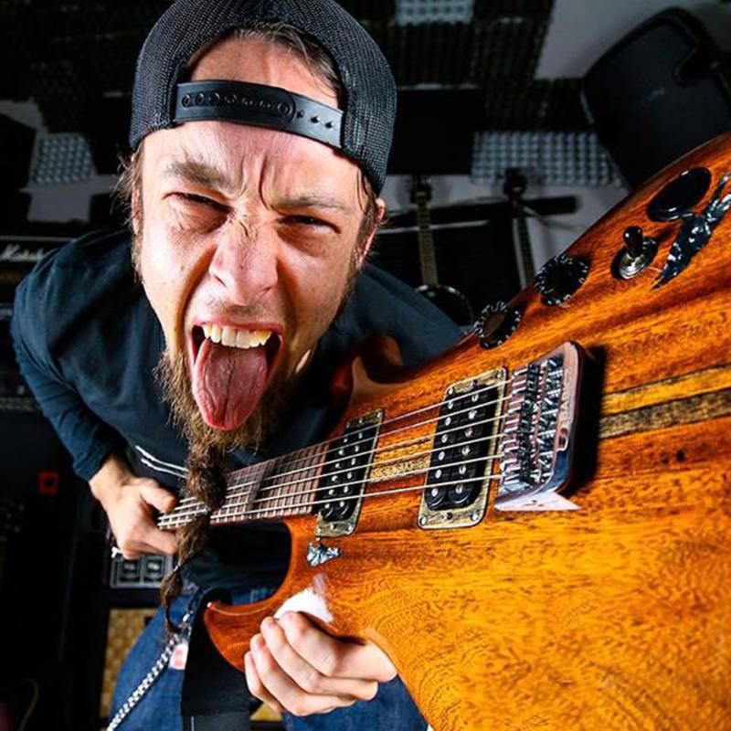 Tvrdý rocker, ale i skvělý bavič Leo Moracchioli s Frog Leap míří do
